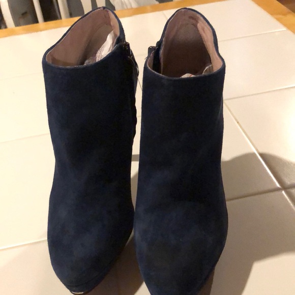 Vince Camuto Shoes - PRE-OWNED SIZE 9 VINCE CAMUTO HIGH HEELS THE COLOR IS A DARK BLUE